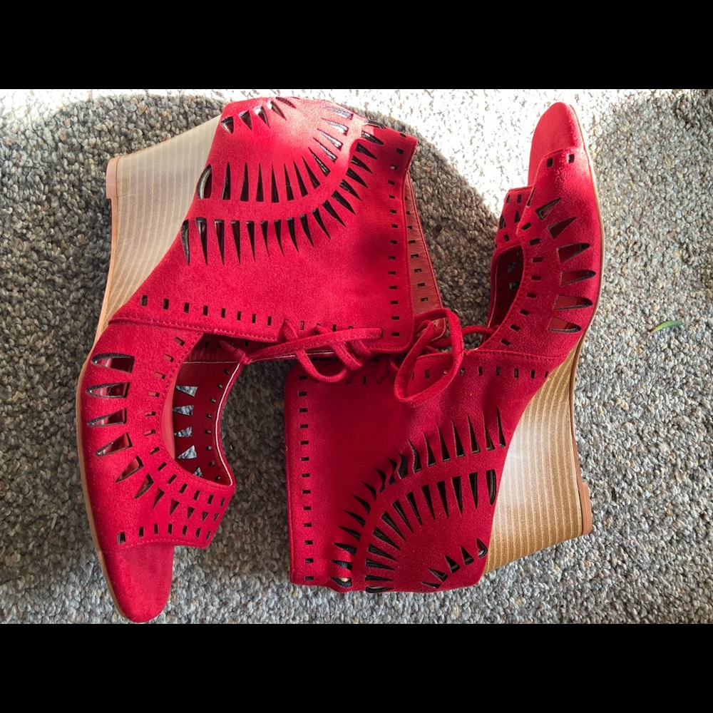 Gorgeous red JC wedge heel shoes size 9